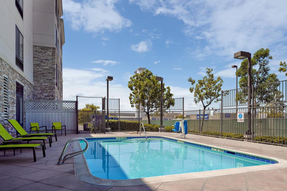 Swimming pool [outdoor]