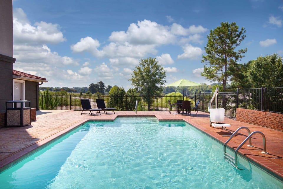 La Quinta Inn & Suites by Wyndham Tupelo Hotel in Tupelo