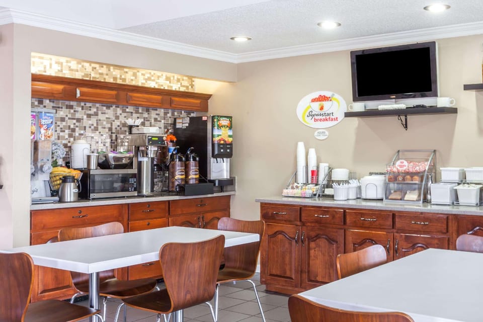 Super 8 By Wyndham Kingston Hotel in Tennessee