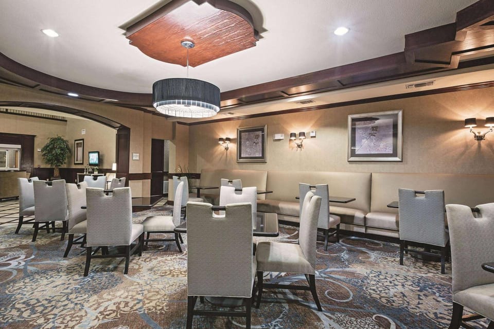 La Quinta Inn & Suites by Wyndham DFW Airport West - Euless Hotel in Euless