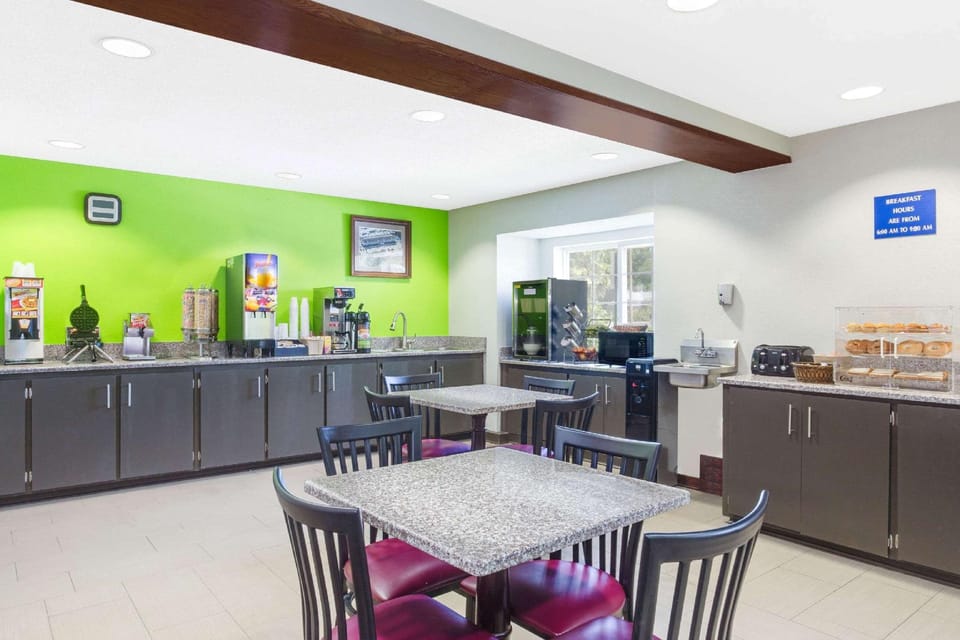 Microtel Inn & Suites by Wyndham Pooler/Savannah Hotel in Pooler