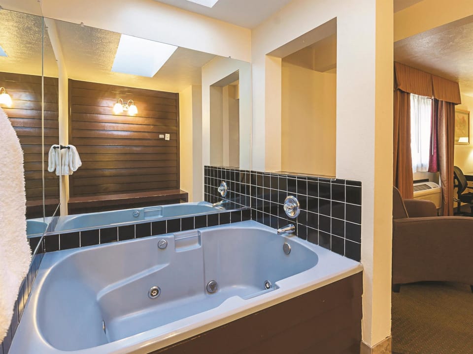 La Quinta Inn & Suites by Wyndham Woodburn Hotel in Willamette Valley