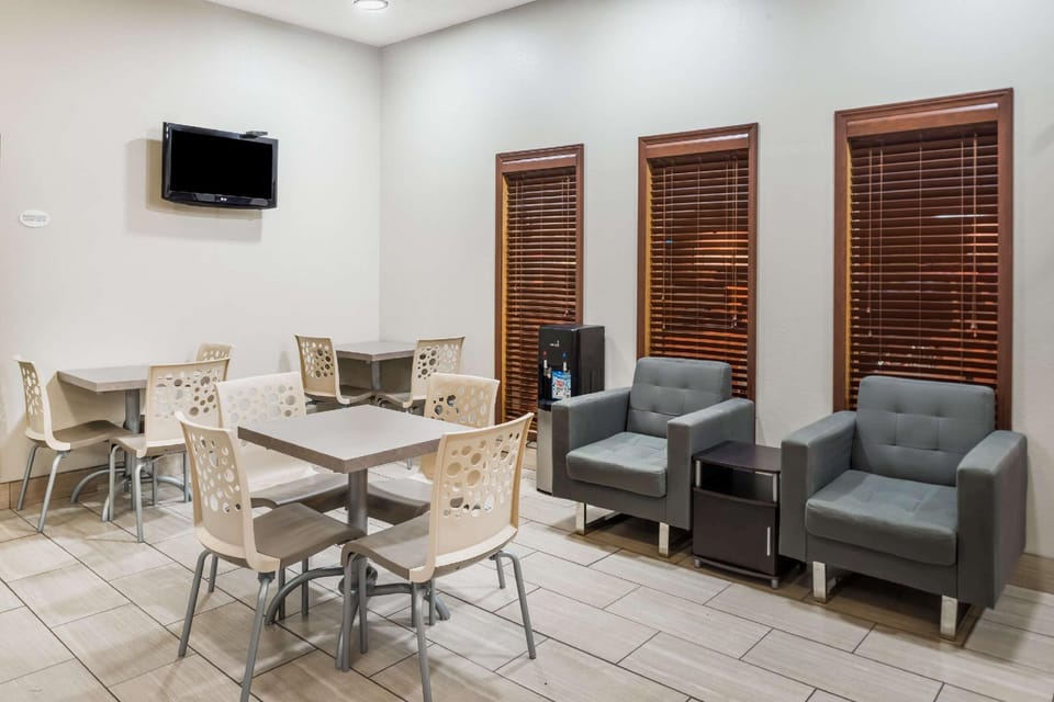 Super 8 By Wyndham West Plains Hotel in Ozark Mountains