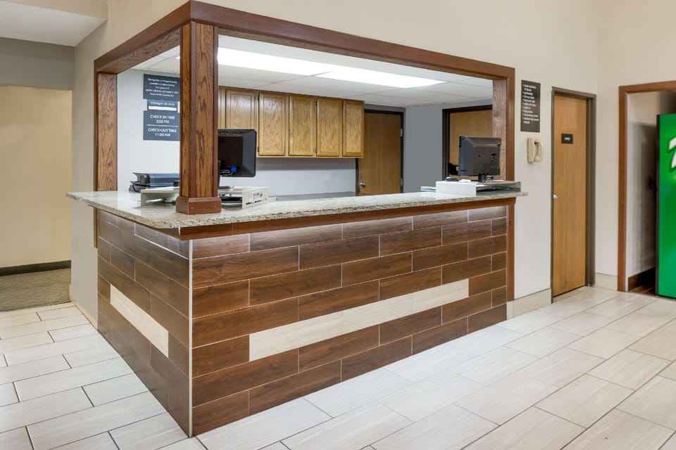 Super 8 By Wyndham West Plains Hotel in Ozark Mountains