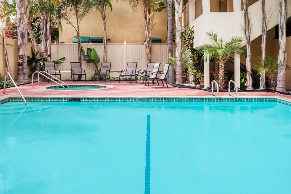 Swimming pool [outdoor]