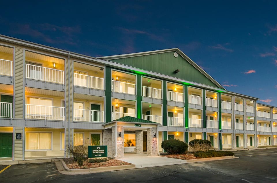 HomeTowne Studios by Red Roof Denver - Glendale/ Cherry Creek Hotel in Glendale