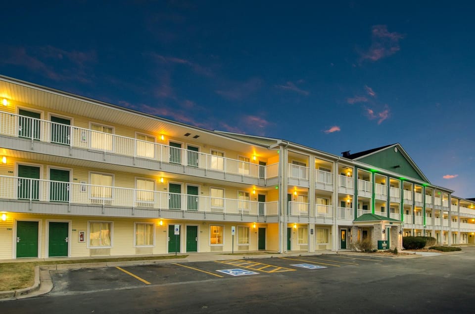 HomeTowne Studios by Red Roof Denver - Glendale/ Cherry Creek Hotel in Glendale