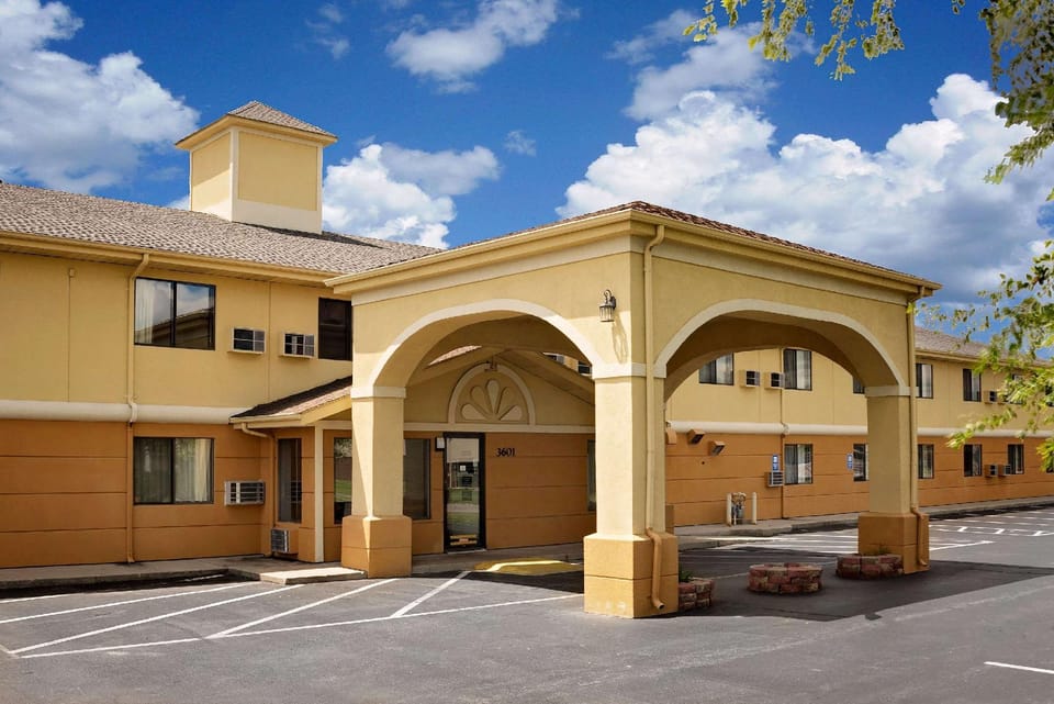 Super 8 By Wyndham Muncie/Ball St. College Area Hotel in Muncie