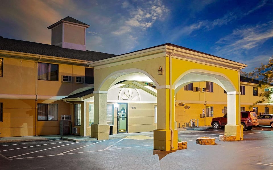 Super 8 By Wyndham Muncie/Ball St. College Area Hotel in Muncie