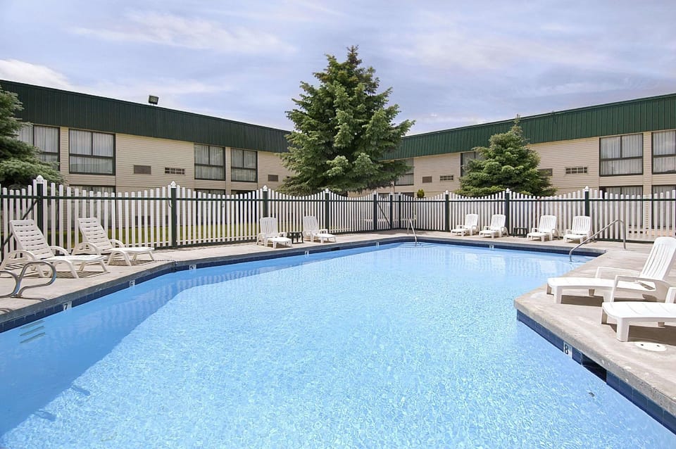 Swimming pool [outdoor]