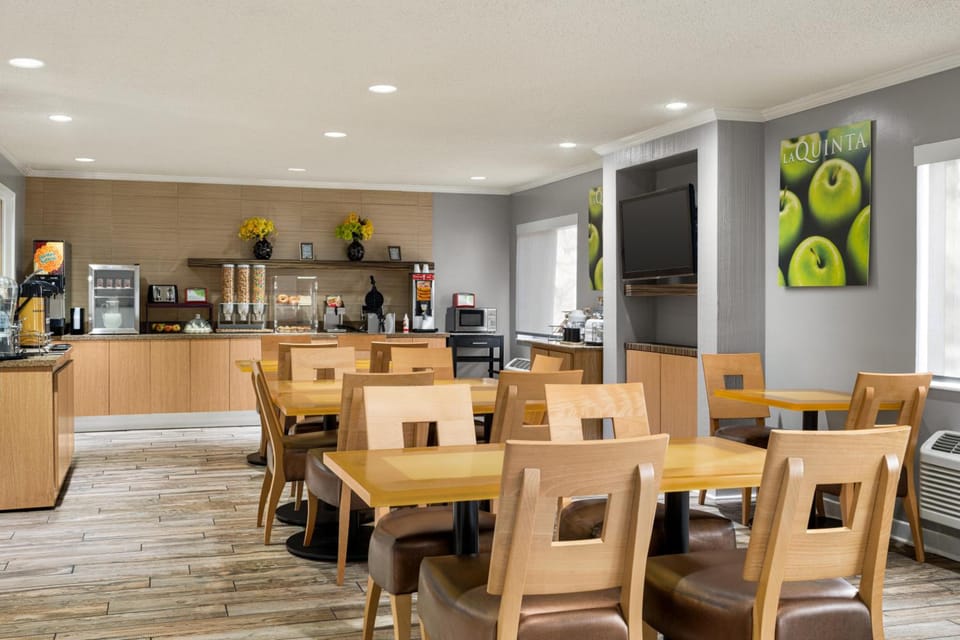 La Quinta Inn & Suites by Wyndham Chicago Tinley Park Hotel in Tinley Park