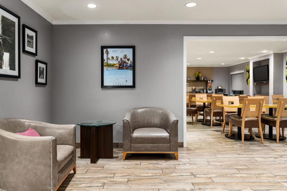 La Quinta Inn & Suites by Wyndham Chicago Tinley Park Hotel in Tinley Park
