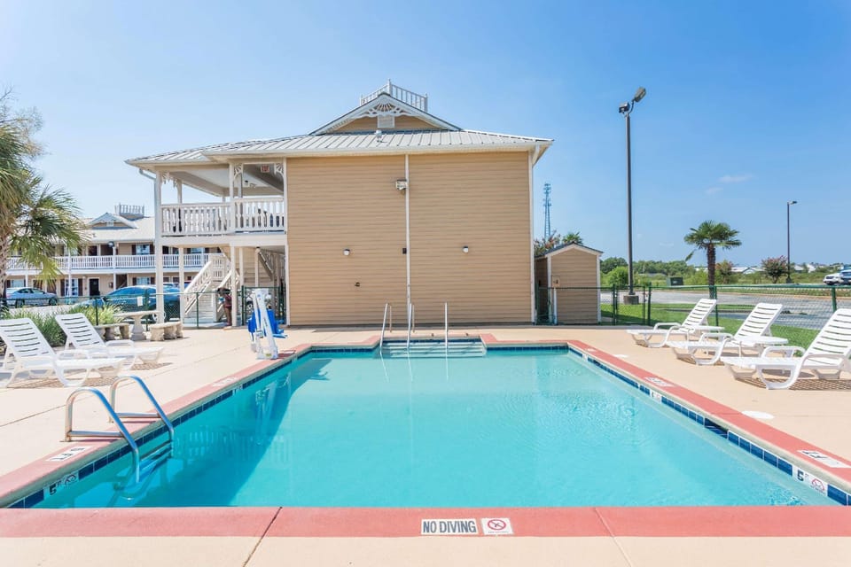 Super 8 by Wyndham Foley/North Gulf Shores Hotel in Foley