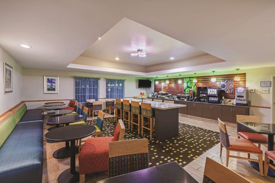 La Quinta Inn & Suites by Wyndham Paris Hotel in Paris