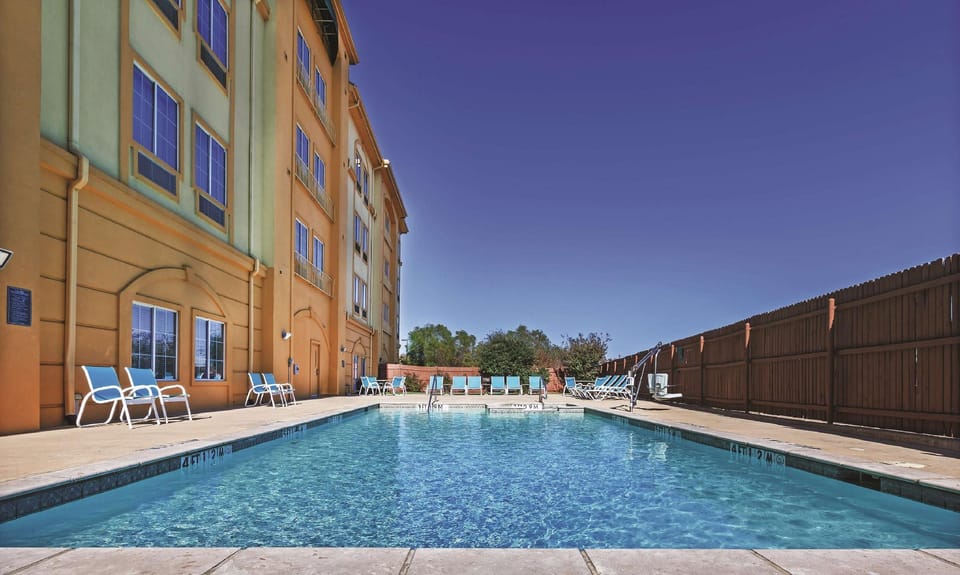 La Quinta Inn & Suites by Wyndham Paris Hotel in Paris