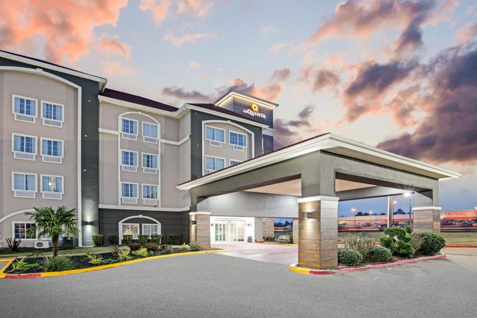 La Quinta Inn & Suites by Wyndham Paris Hotel in Paris