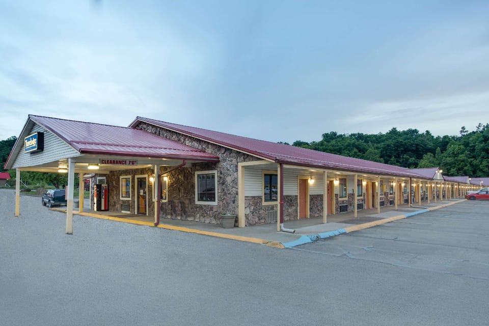 Travelodge by Wyndham Parkersburg Hotel in Parkersburg