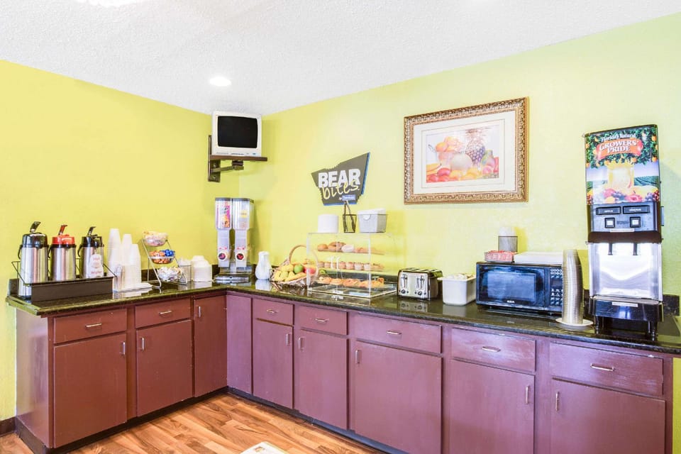 Travelodge by Wyndham Parkersburg Hotel in Parkersburg