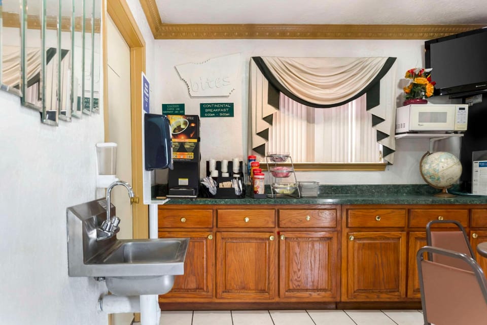 Econo Lodge Inn & Suites Near Lackland AFB Hotel in San Antonio