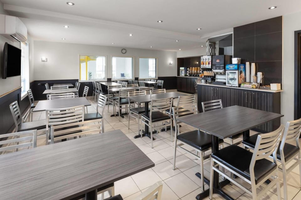 Super 8 By Wyndham Quebec City Hotel in Quebec City