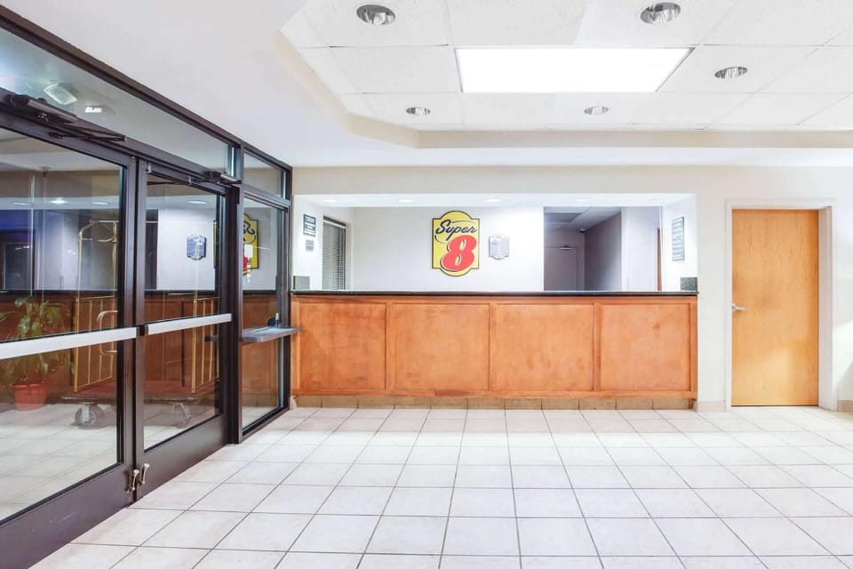 Super 8 By Wyndham Crossville Tn Hotel in Crossville