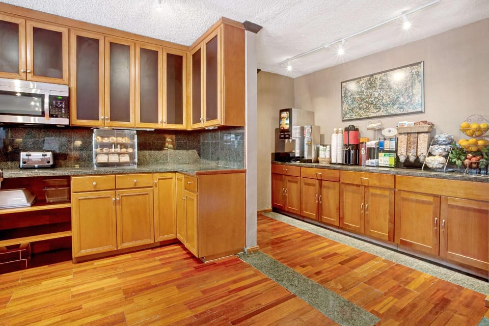 Travelodge by Wyndham Seattle By The Space Needle Hotel in South Lake Union