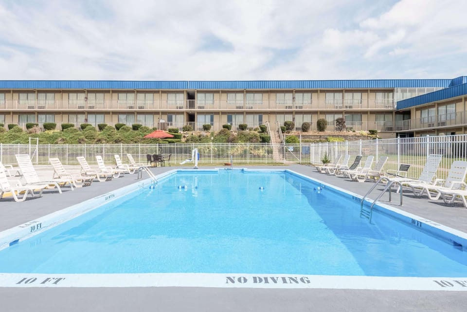 Swimming pool [outdoor]