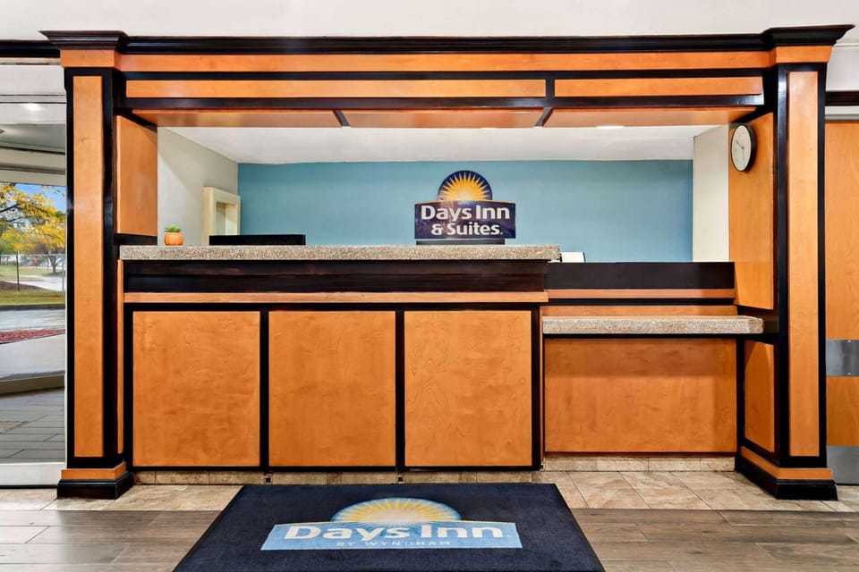 Days Inn & Suites by Wyndham Warren Hotel in Warren