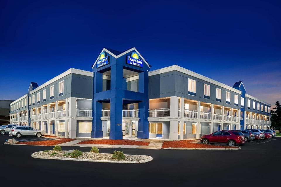Days Inn & Suites by Wyndham Warren Hotel in Warren