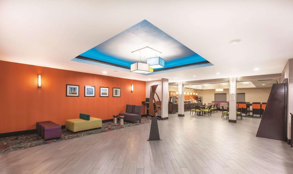 La Quinta Inn & Suites by Wyndham Houston Bush Intl Airpt E Hotel in Harris County