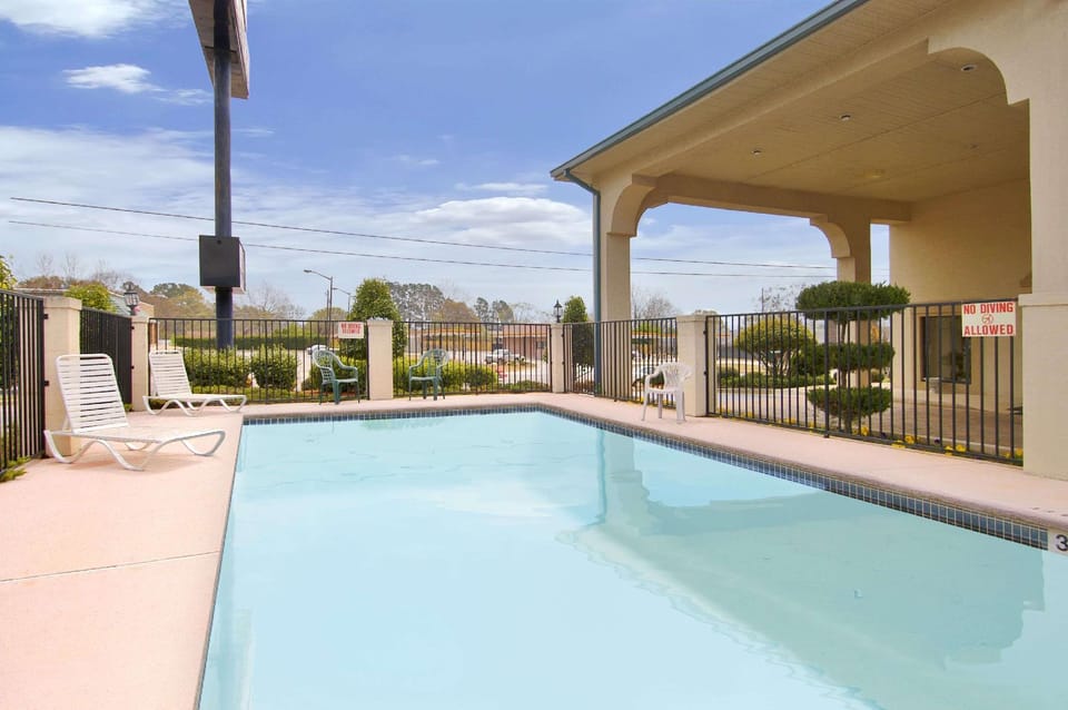 Swimming pool [outdoor]