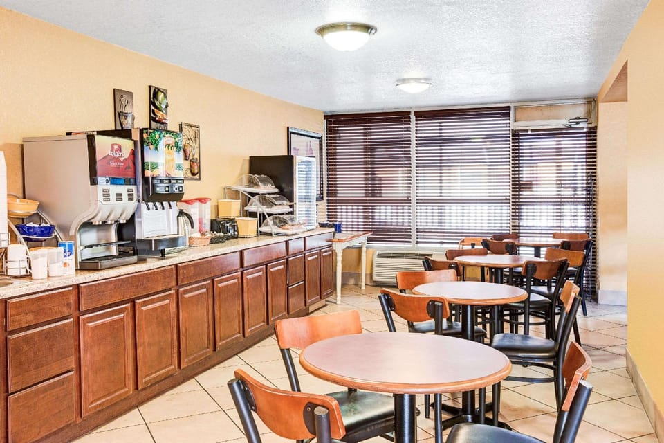 Days Inn & Suites by Wyndham Downtown Gatlinburg Parkway Hotel in Gatlinburg