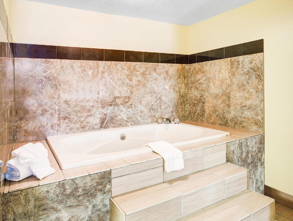 Days Inn & Suites by Wyndham Downtown Gatlinburg Parkway Hotel in Gatlinburg
