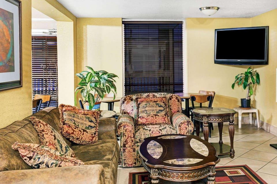 Days Inn & Suites by Wyndham Downtown Gatlinburg Parkway Hotel in Gatlinburg
