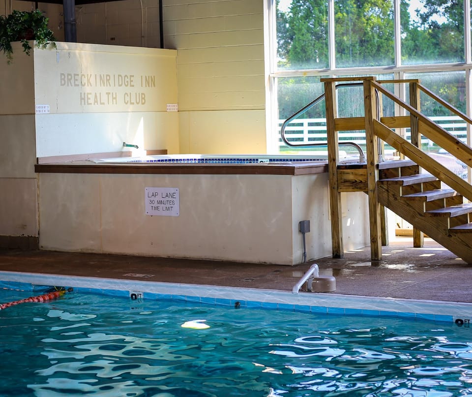 Swimming pool [outdoor]