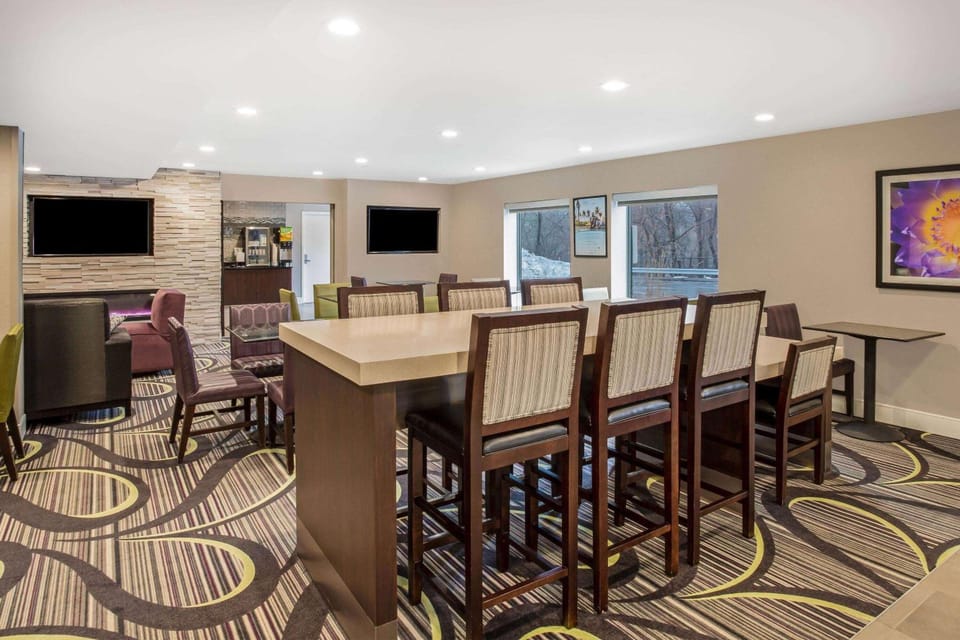 La Quinta Inn & Suites by Wyndham Hartford - Bradley Airport Hotel in Windsor Locks