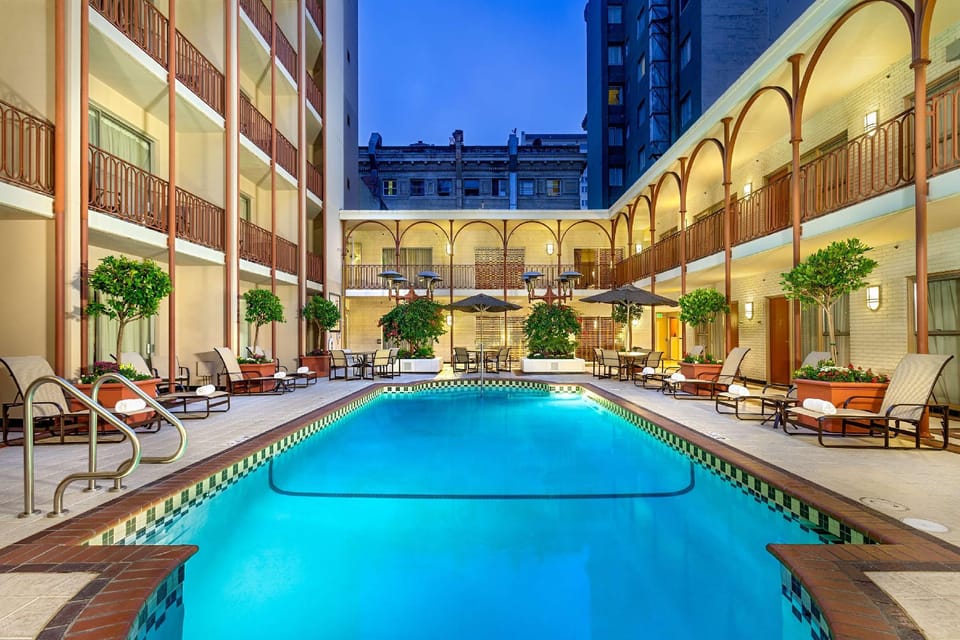Swimming pool [outdoor]