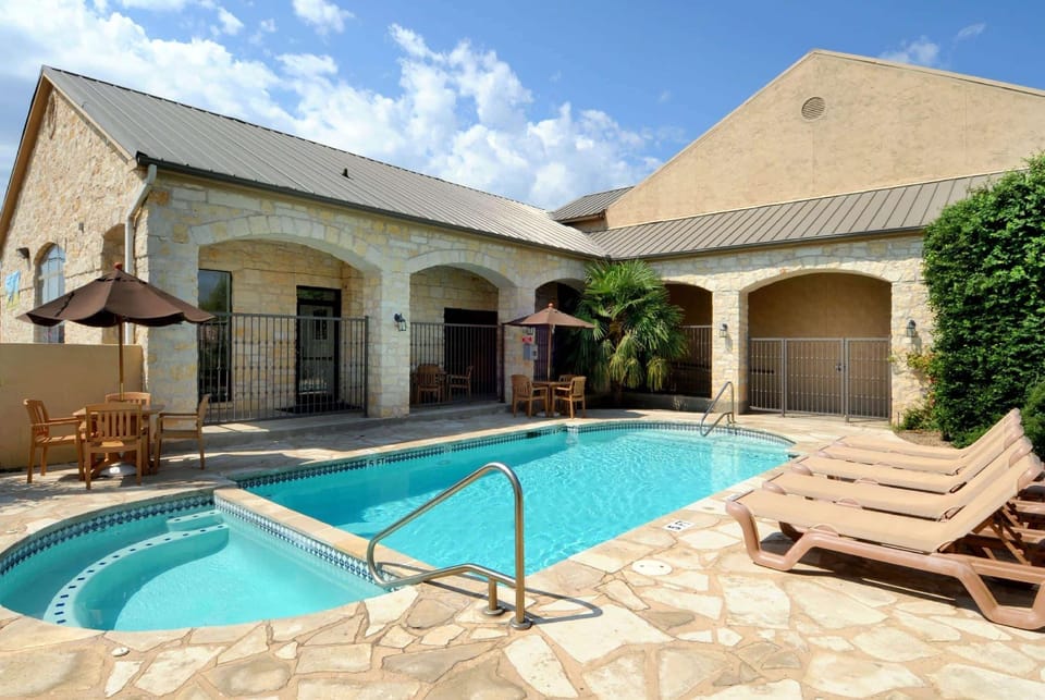 Days Inn & Suites by Wyndham Llano Hotel in Llano