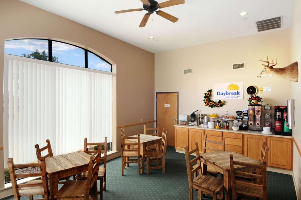 Days Inn & Suites by Wyndham Llano Hotel in Llano