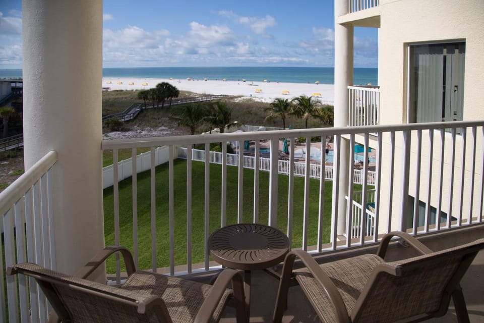 Sunset Vistas Two Bedroom Beachfront Suites Apartment hotel in Treasure Island