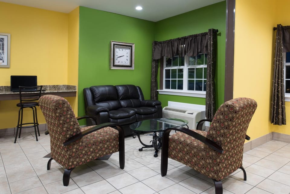 Microtel Inn & Suites by Wyndham Rogers Hotel in Rogers