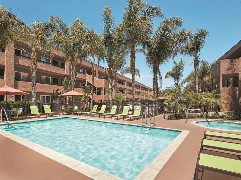 Swimming pool [outdoor]