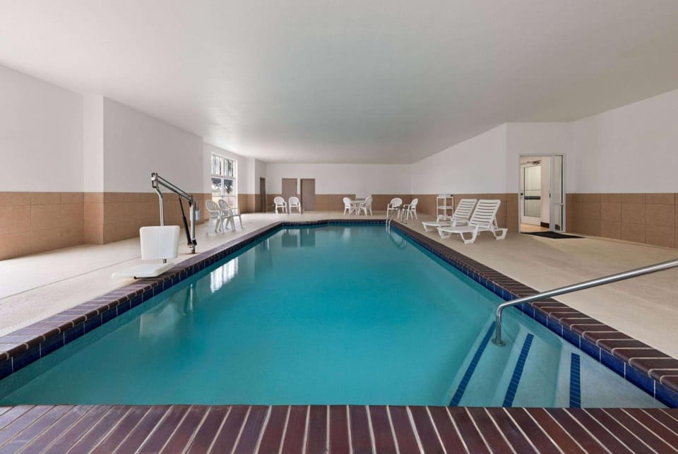 La Quinta Inn & Suites by Wyndham Ft. Worth - Forest Hill TX Hotel in Fort Worth