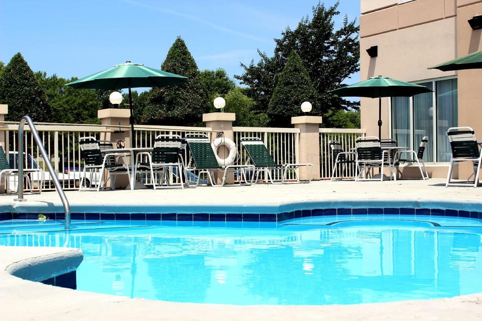 Swimming pool [outdoor]