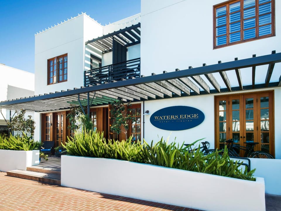 Waters Edge Hotel in Belvedere