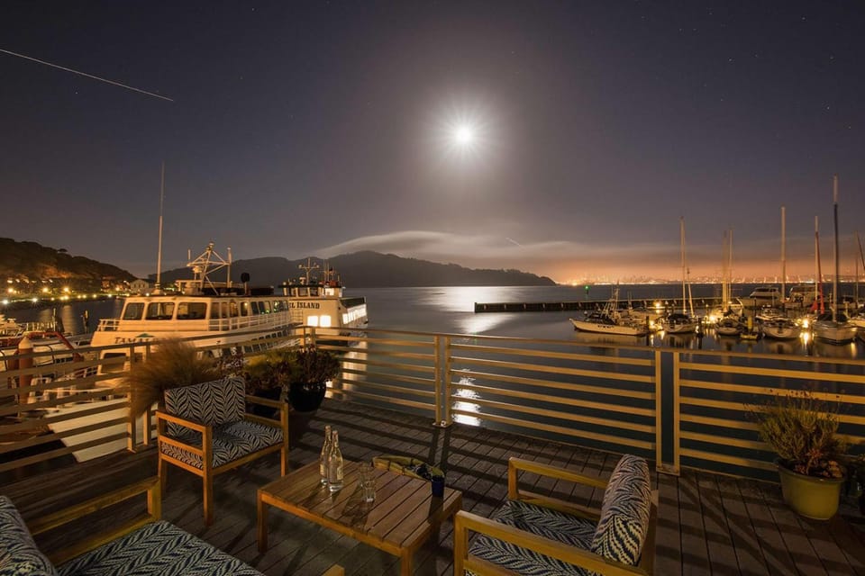 Waters Edge Hotel in Belvedere