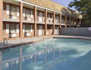 Swimming pool [outdoor]