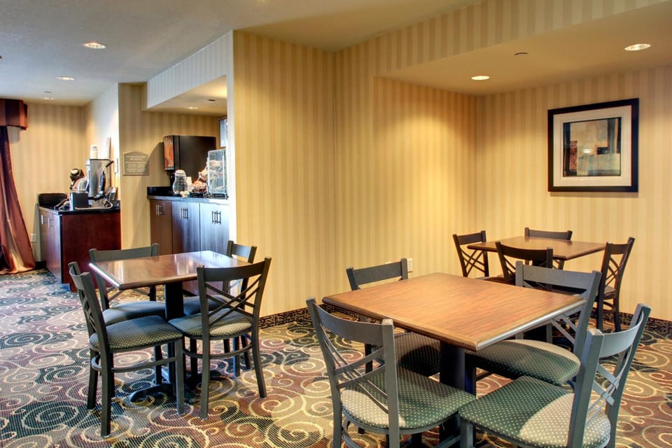 Cobblestone Inn & Suites - Carrington Hotel in North Dakota
