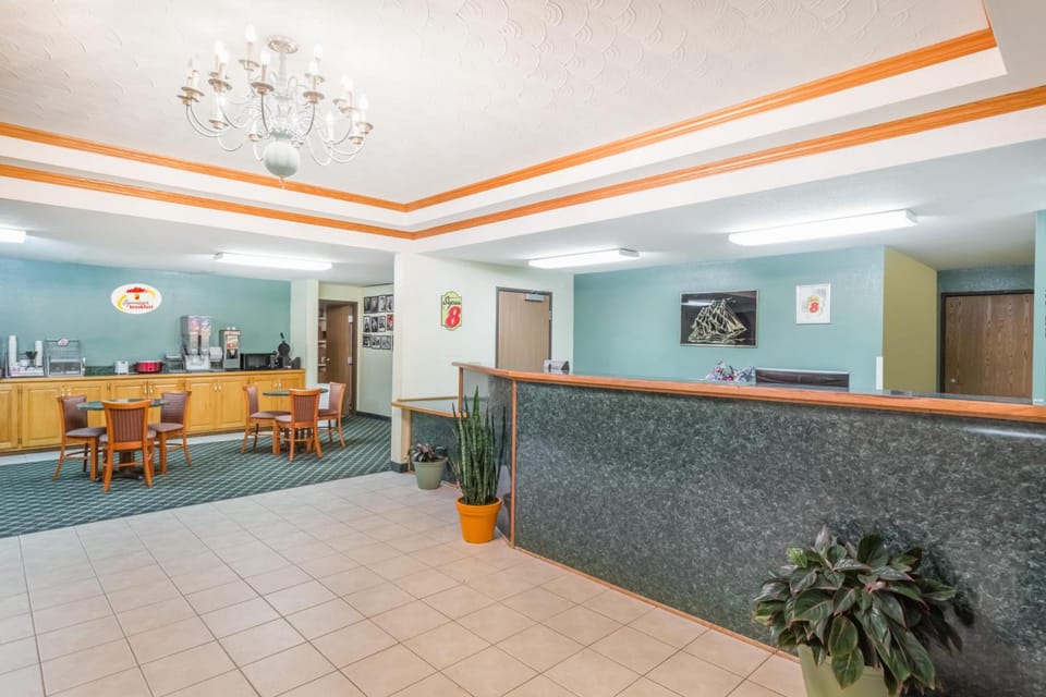 Super 8 By Wyndham Holton Hotel in Kansas