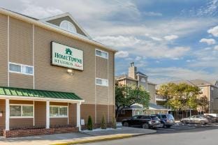 HomeTowne Studios Louisville Hotel in Jeffersontown